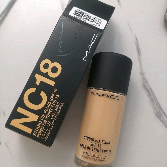 MAC STUDIO FIX FLUID Foundation SPF 15 NC18 - Picture 1 of 7